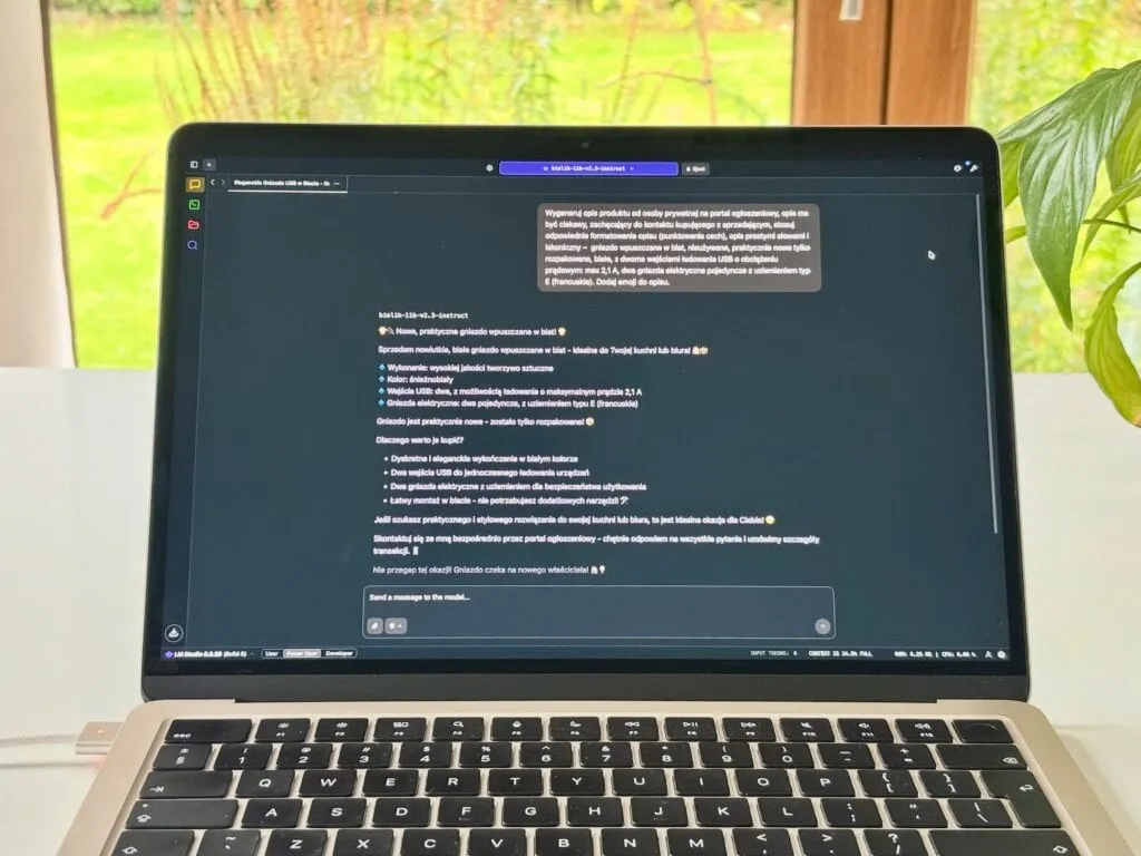 Laptop na parapecie z otwartym LM Studio — model Bielik generuje po polsku opis produktu do ogłoszenia
