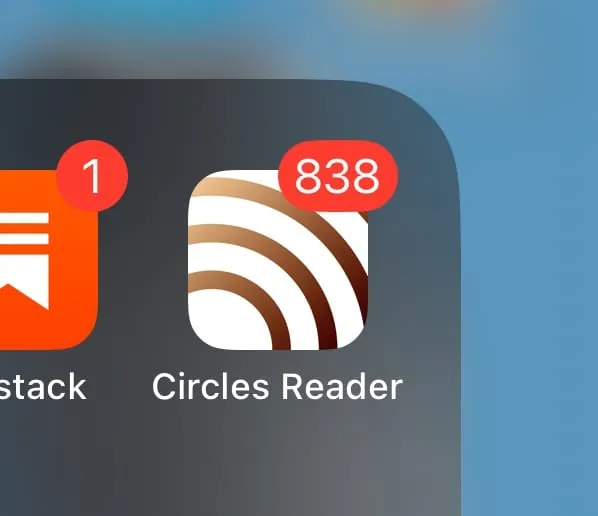 Ikona czytnika RSS na ekranie iPhone’a z plakietką 838 nieprzeczytanych wpisów